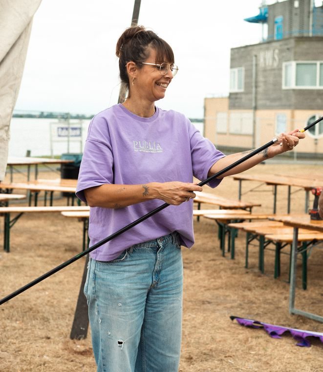Roos aan het werk tijdens de opbouw van Groovelake Festival
