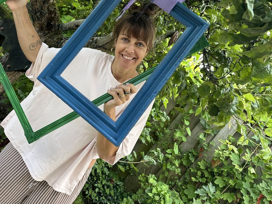 Roos bouwt een decor voor een fotoshoot